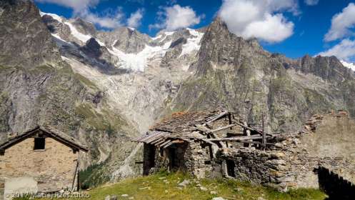 Refuge Bonatti · Alpes, Massif du Mont-Blanc, IT · GPS 45°50'58.05'' N 7°2'11.54'' E · Altitude 1968m