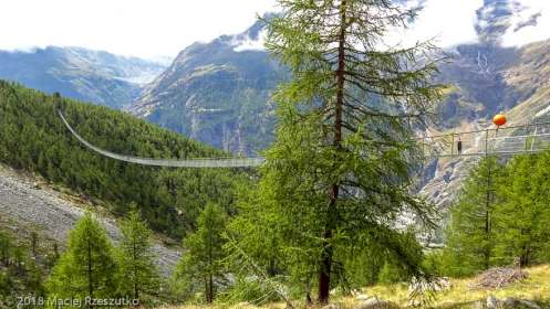 Passerelle suspendu · Alpes, Alpes valaisannes, Massif des Mischabels, CH · GPS 46°6'9.79'' N 7°48'15.39'' E · Altitude 2074m