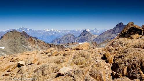 Valais en Suisse depuis le sommet · Alpes, Val d'Aoste, Parc National du Grand Paradis, IT · GPS 45°31'18.23'' N 7°8'54.36'' E · Altitude 3438m