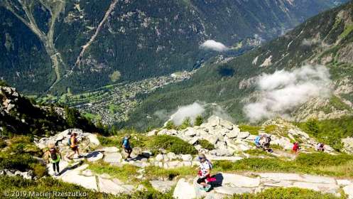Descente à Chamonix 1200 mètres plus bas depuis le Signal Forbes · Alpes, Massif du Mont-Blanc, Vallée de Chamonix, FR · GPS 45°55'43.08'' N 6°54'46.80'' E · Altitude 2176m