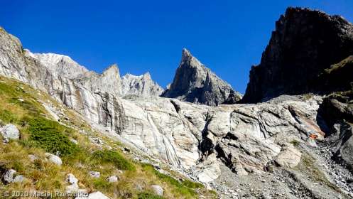 Refuge Monzino et Glacier du Brouillard · Alpes, Massif du Mont-Blanc, Val Veny, FR · GPS 45°47'42.11'' N 6°53'25.92'' E · Altitude 2017m